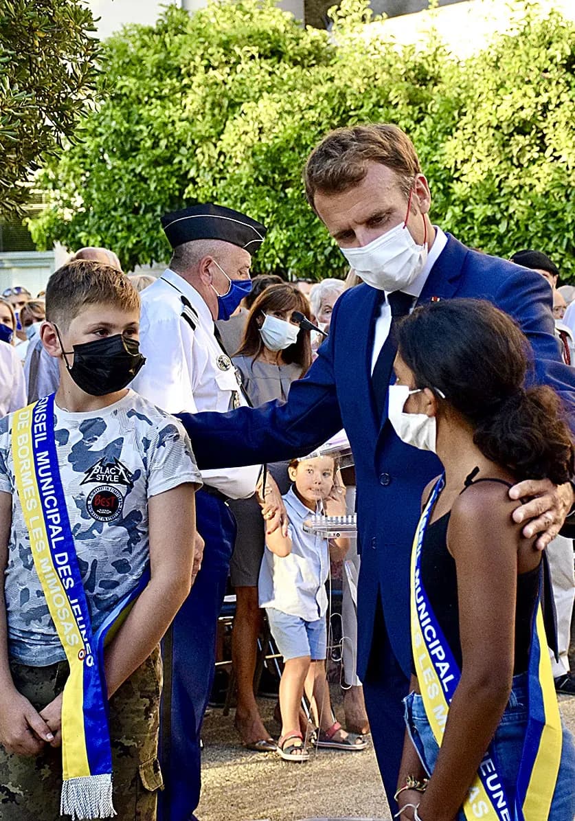 Emmanuel Macron rend hommage aux vétérans