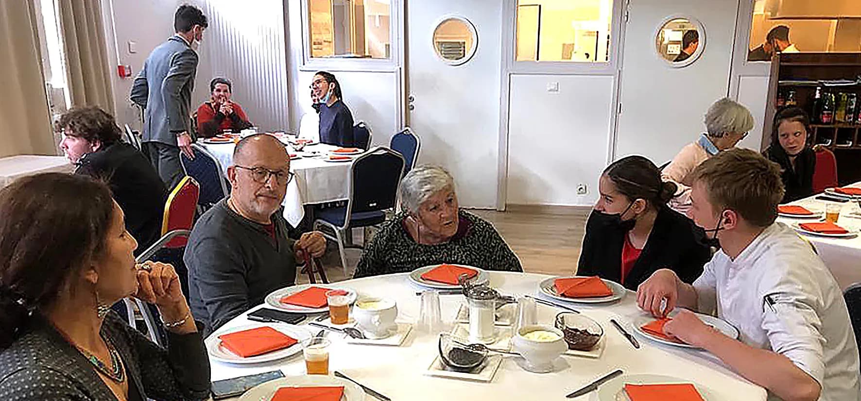 Les Petits Frères des Pauvres rencontrent les élèves de Golf Hôtel