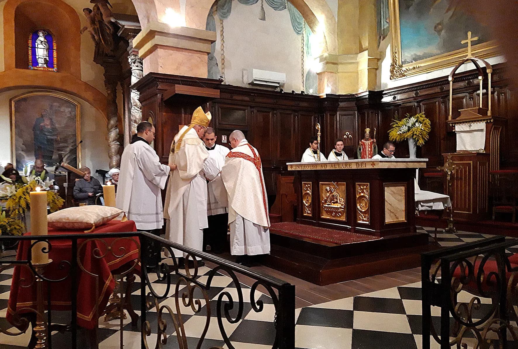 Un nouvel autel pour l’église Saint-Trophyme