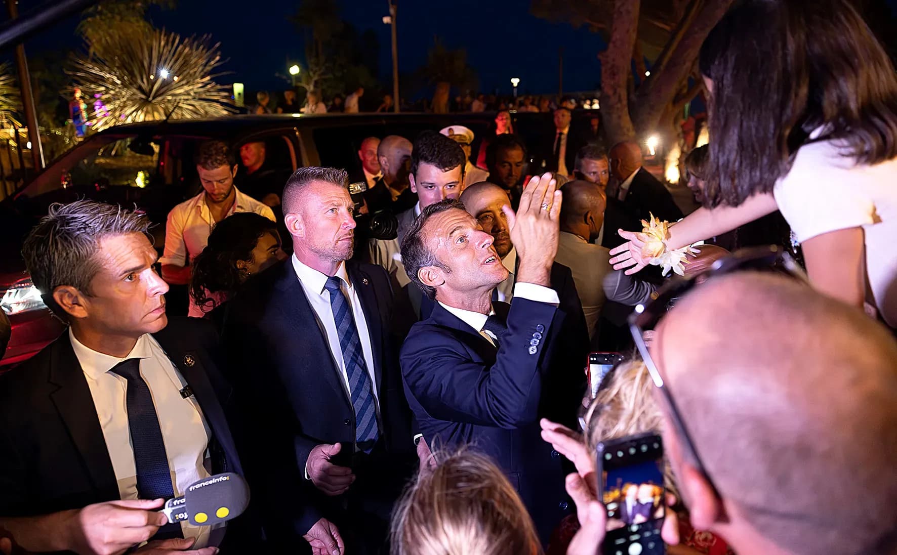 Emmanuel Macron met en garde la jeunesse française contre le chaos et la désunion