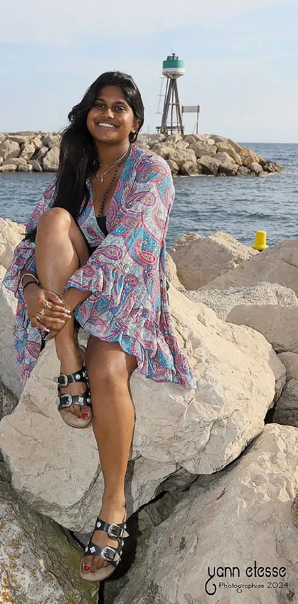 Flora qui répond aux questions de La Gazette du Var.