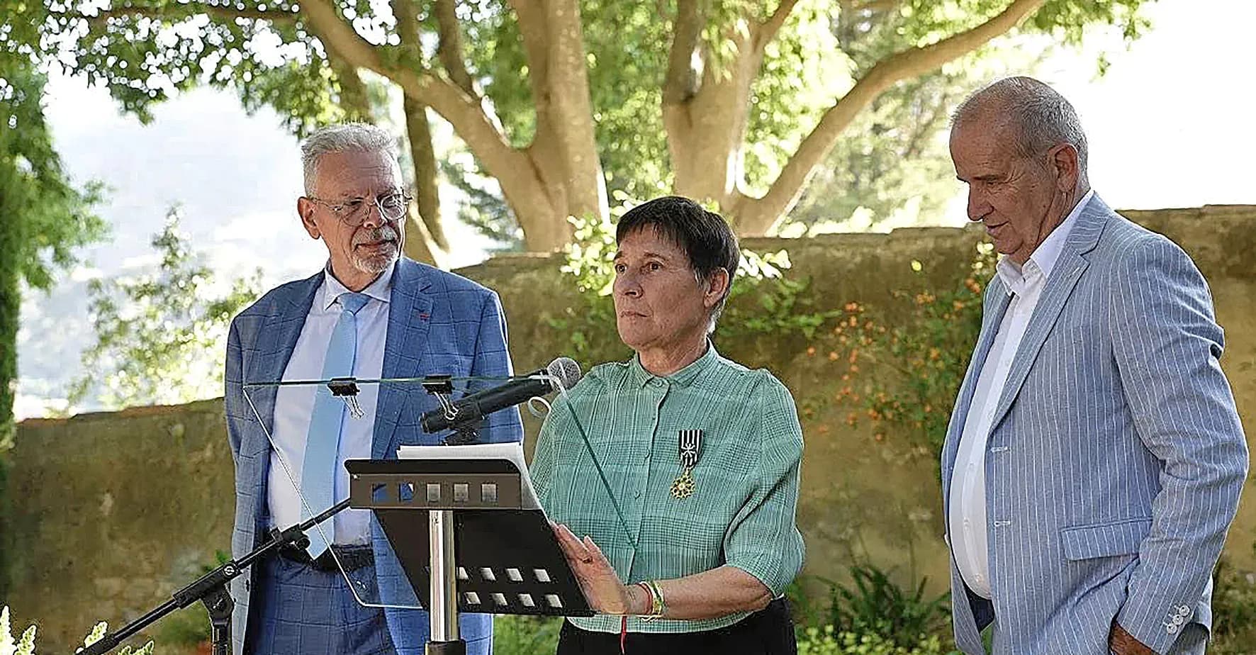 Isabelle Bourgeois, décorée Officier des Arts et des Lettres