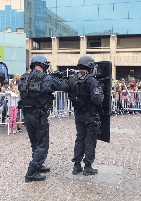Policiers, gendarmes, pompiers veillent à votre sécurité !