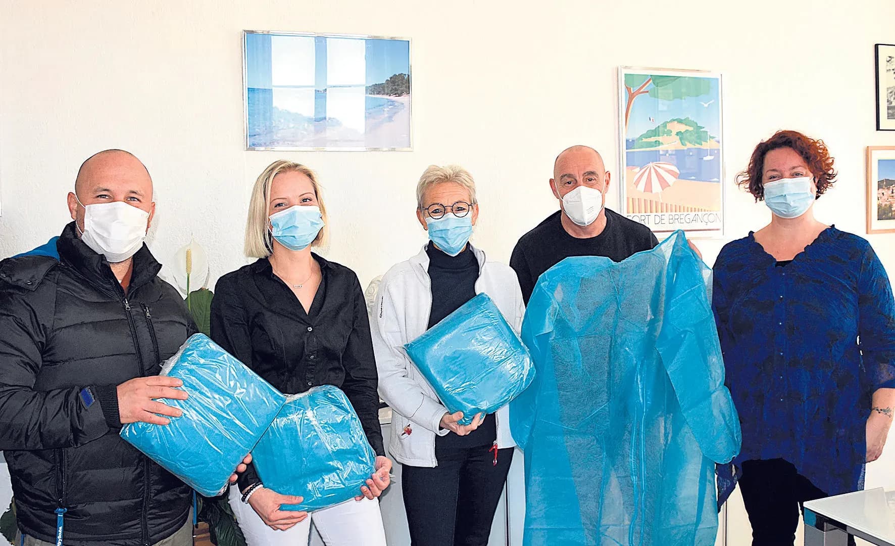 Des sur-blouses pour les soignants !