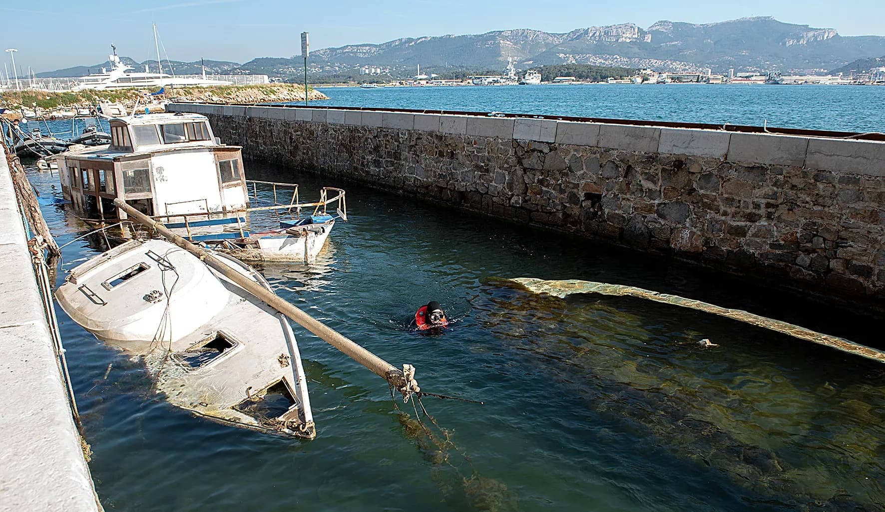 La Marine évacue des bateaux stationnés à Bois Sacré