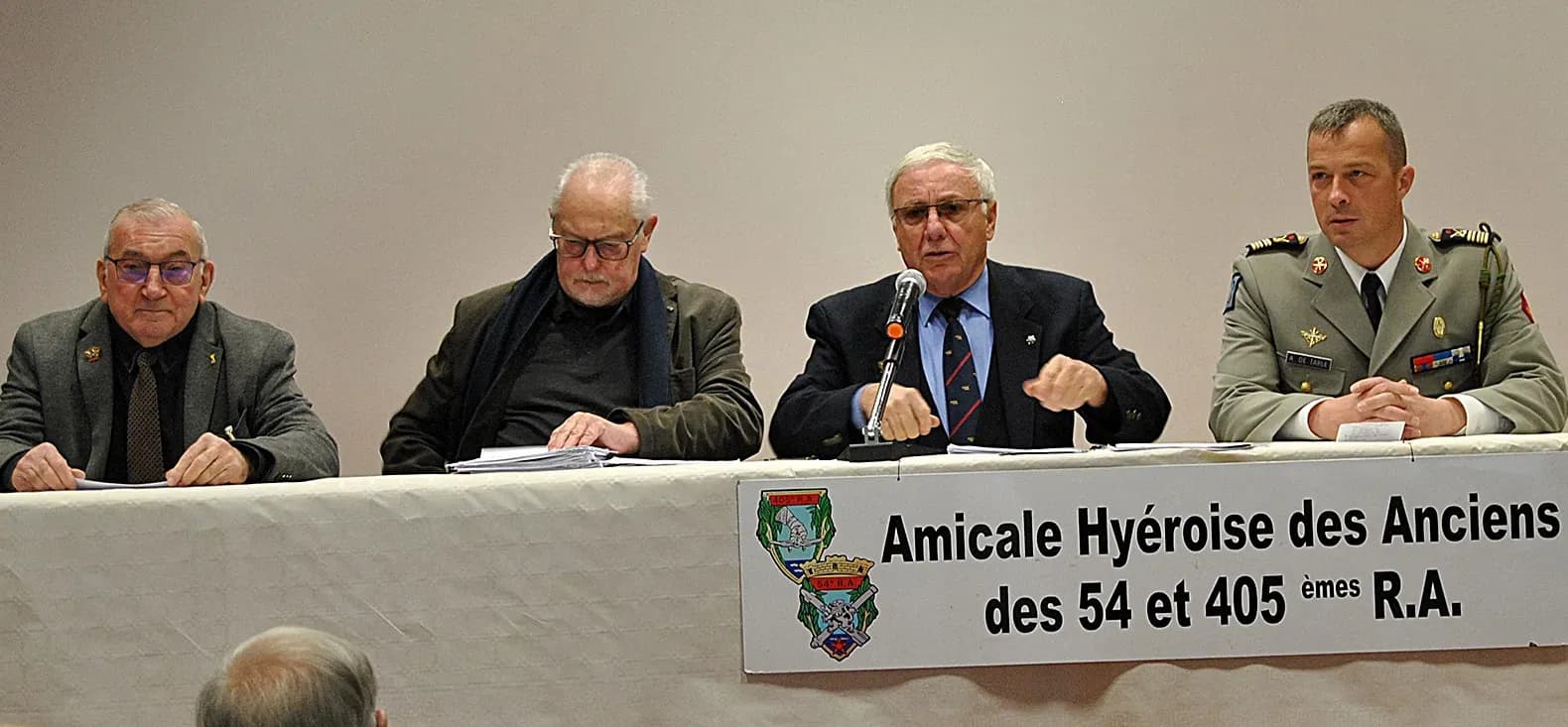 Les anciens artilleurs en ordre de marche