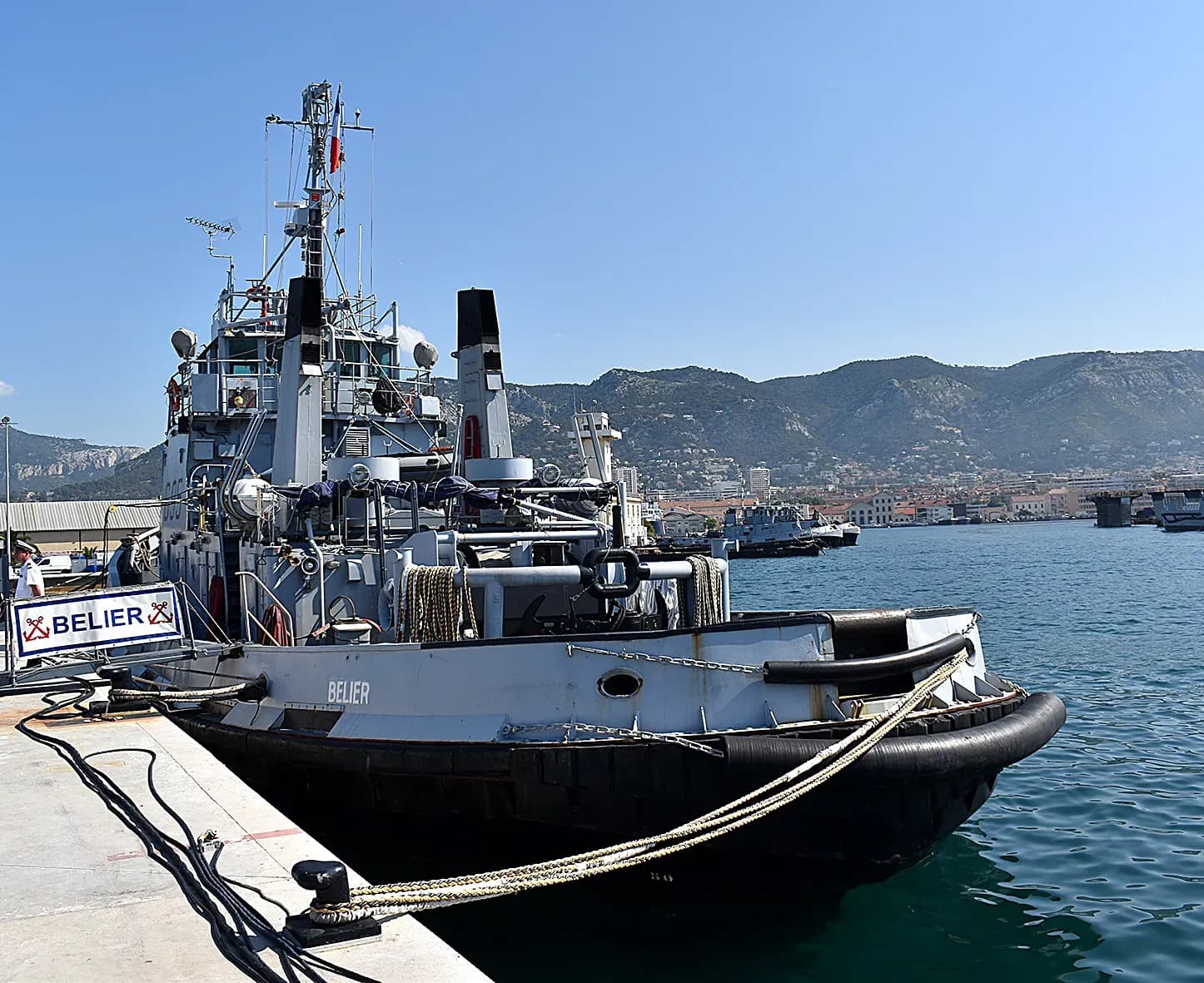 Un nouvel engin portuaire à la base navale