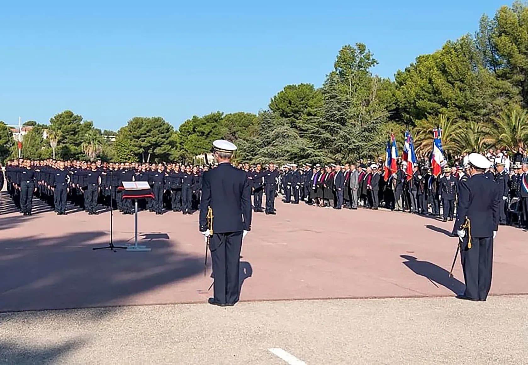 Présentation aux drapeaux des élèves et du personnel
