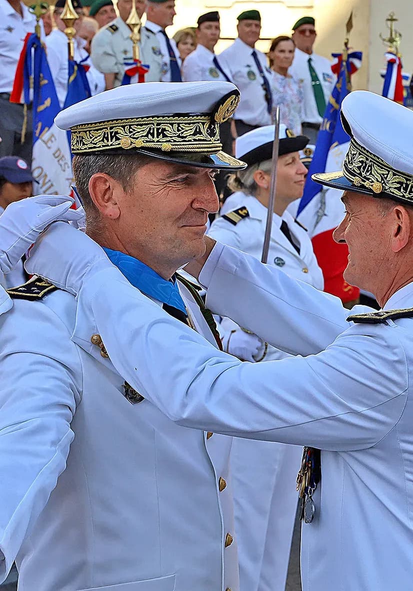 Bleu comme la Méditerranée, blanc comme les uniformes des marins