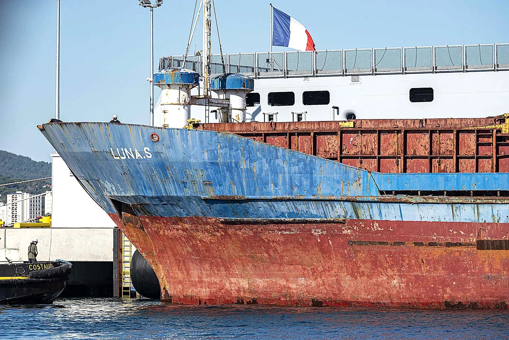 La coque de l'ex-cargo Luna S sera déconstruite à Bordeaux