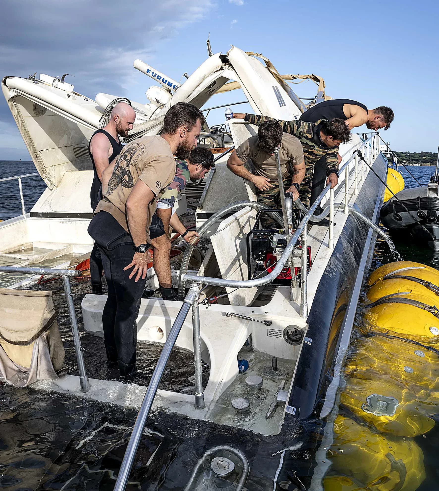 Opération de relevage d'un yacht dans le Golfe de Saint-Tropez