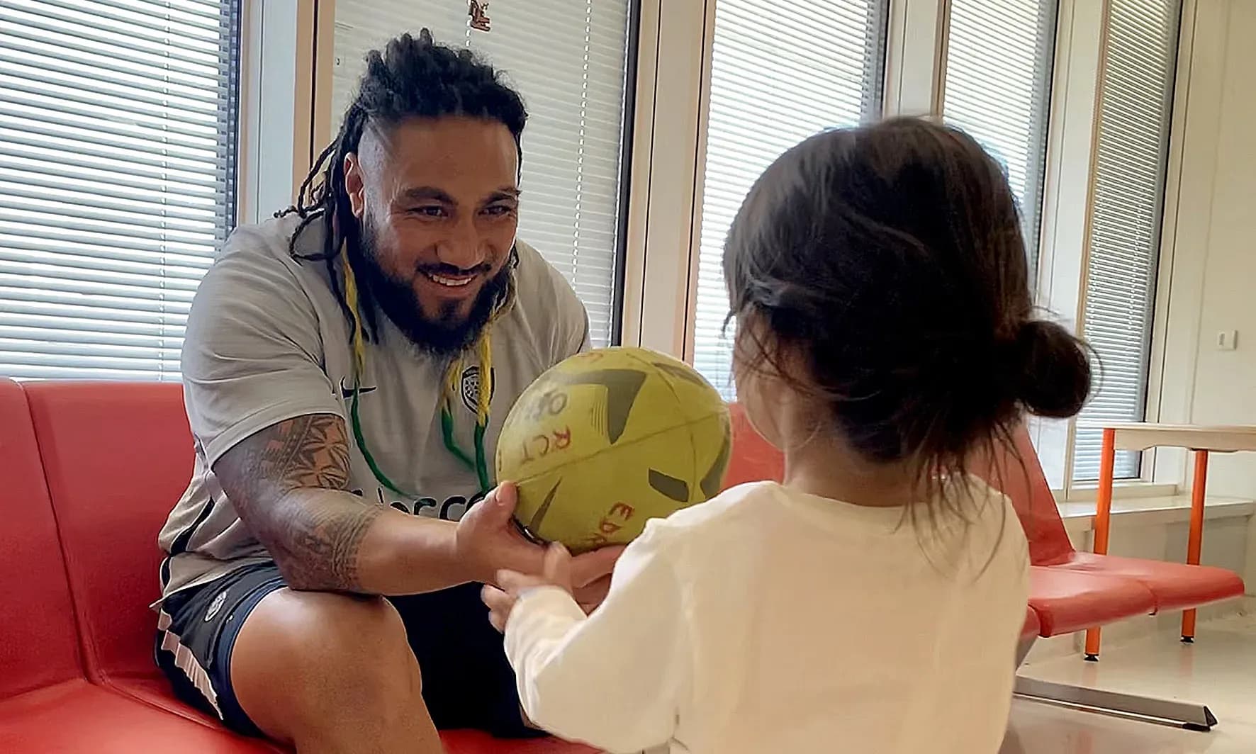 Les joueurs du RCT illuminent le service de pédiatrie de Sainte-Musse