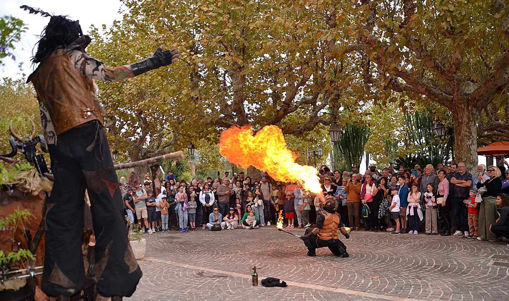 La magie du théâtre de rue comble les spectateurs