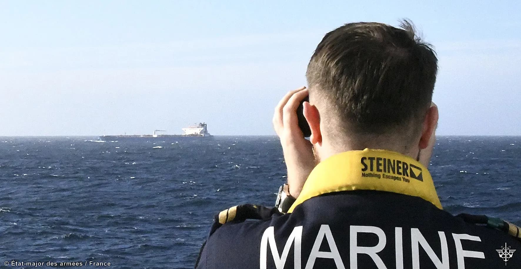 La Marine arraisonne un navire arborant un faux pavillon