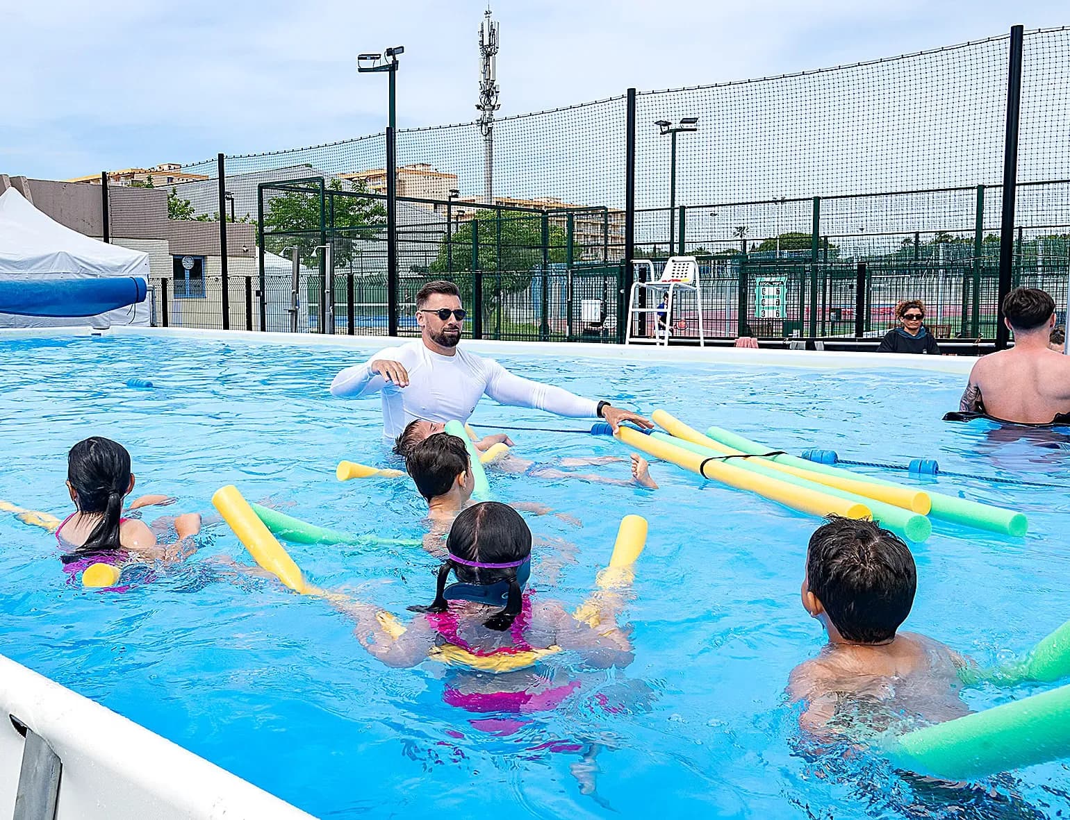 Avec la piscine éphémère, la jeunesse est invitée à savoir nager
