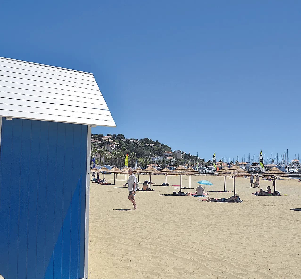 Parasols exotiques et cabines vintages