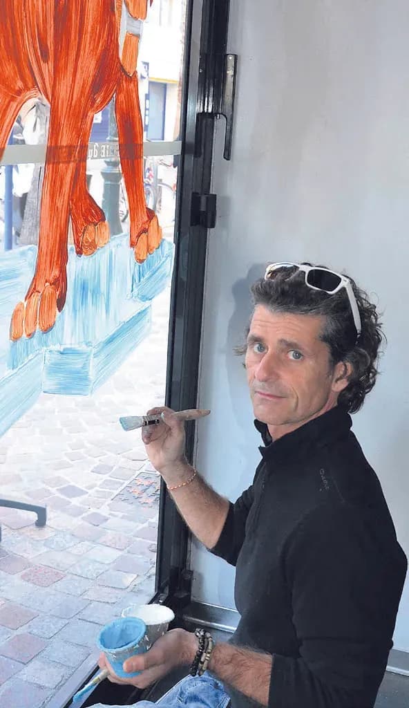 Marc Ubeda intègre les vitrines dans le décor de Noël