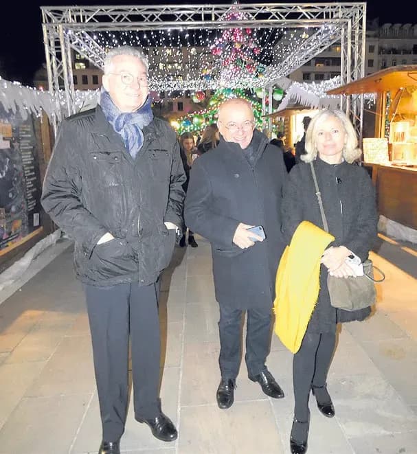 Avec le village de Noël, sur la place de la Liberté