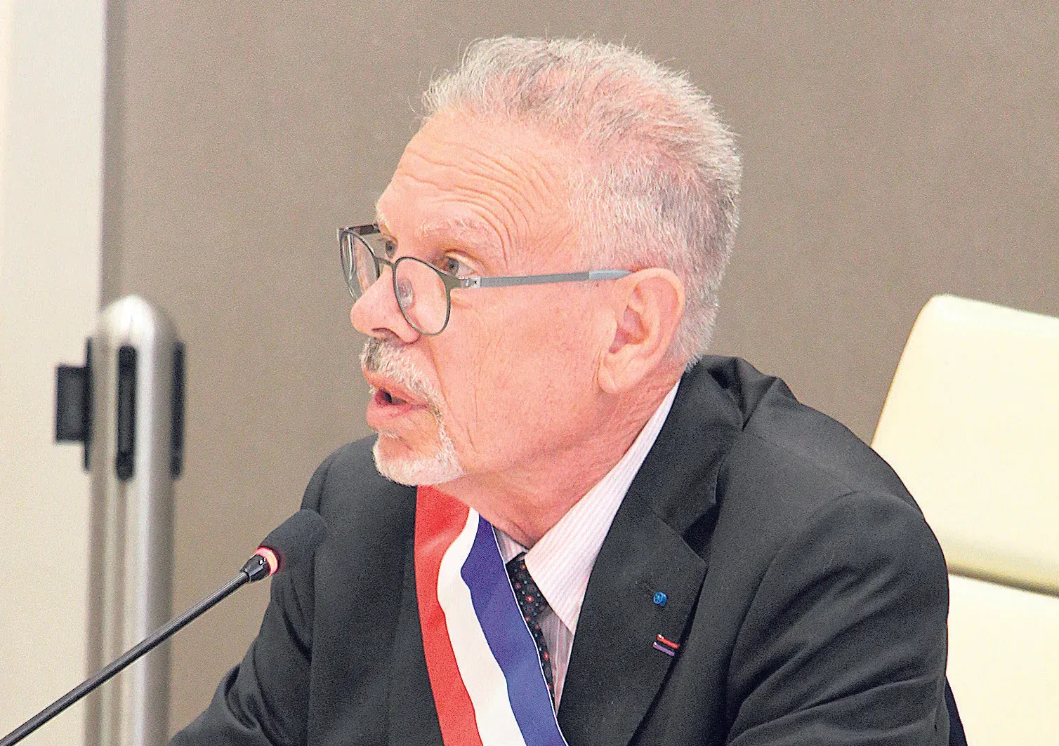 des relations amicales avec de nombreuses