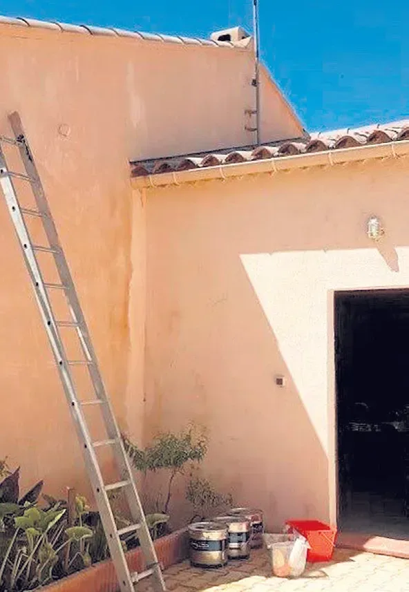 Pour la rénovation de vos façades, pensez... “Azur Toiture“ !