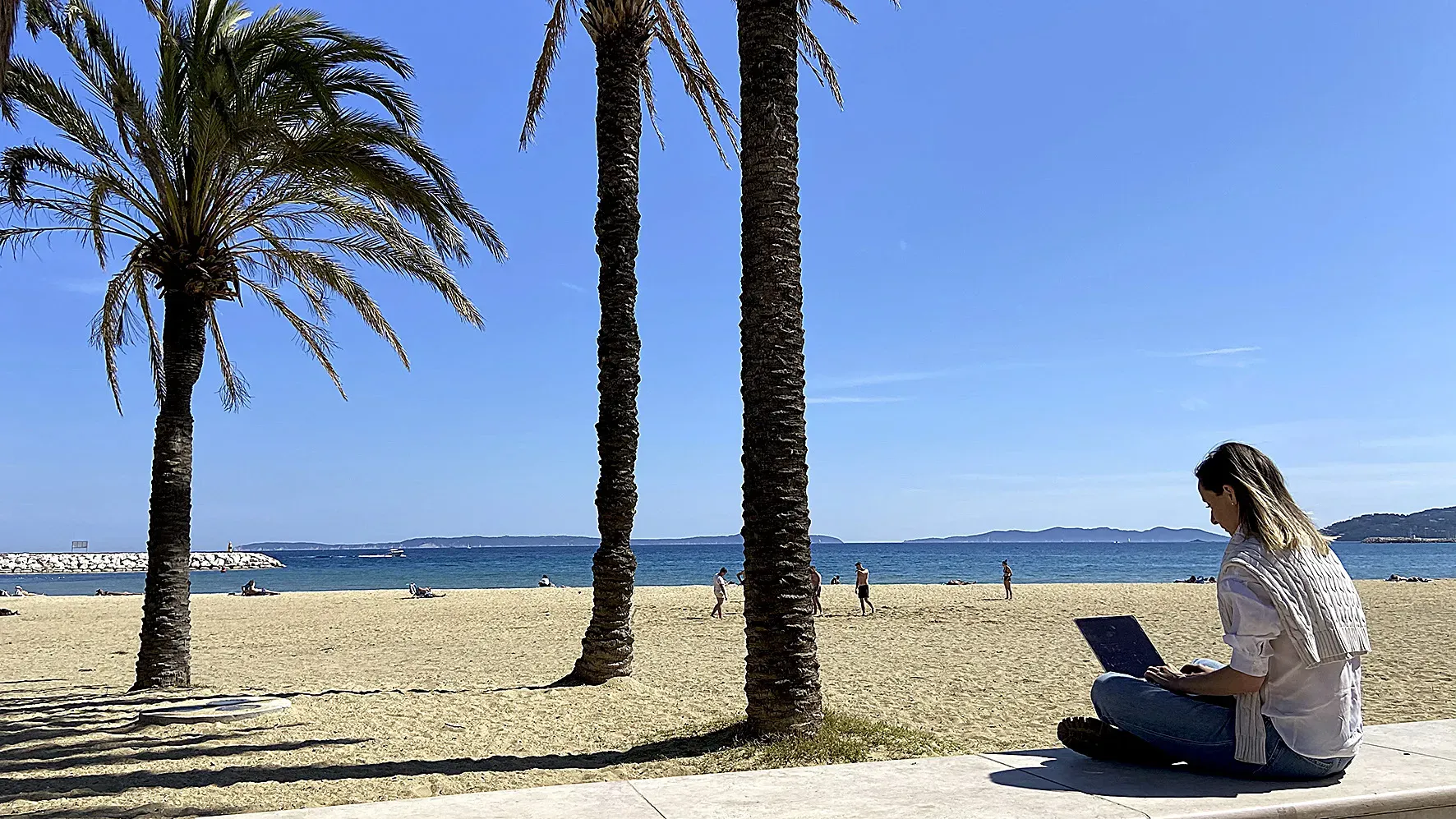 Au Lavandou, la tête au bureau, les pieds en vacances !