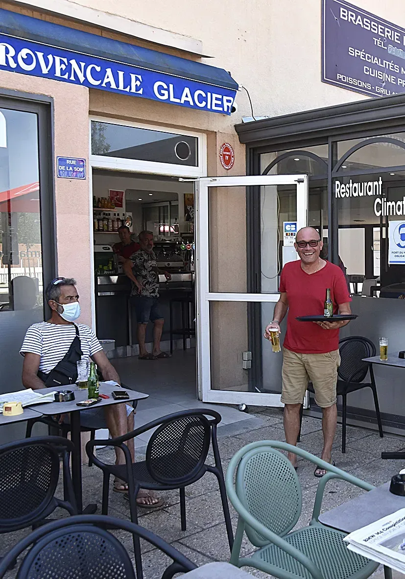 Derrière la plage, les gentils forçats de l'été !