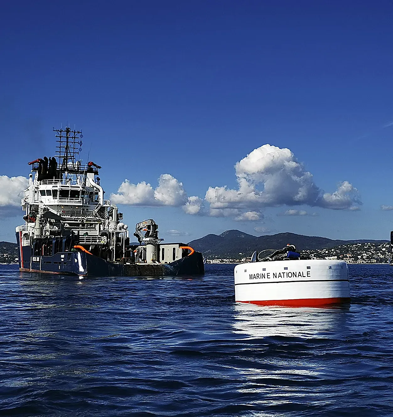 La Marine nationale installe un coffre d'amarrage en baie de Saint-Tropez
