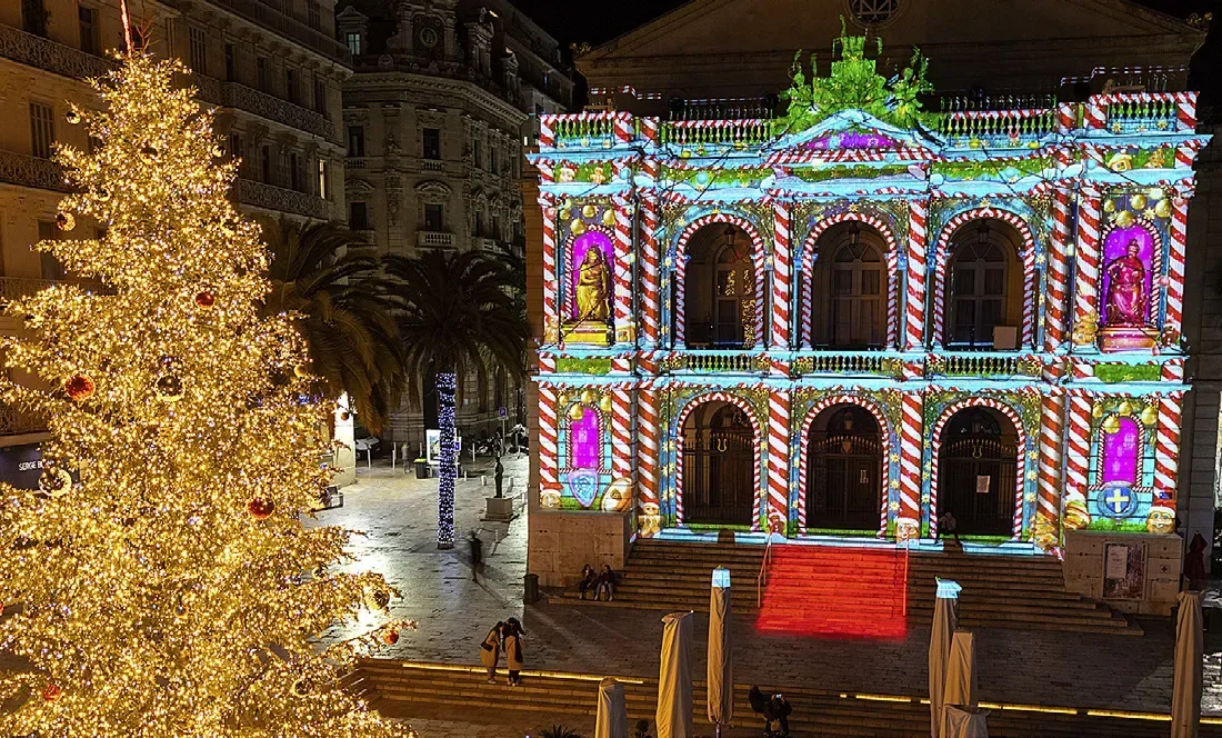 Un village de Noël et des chalets dans la ville