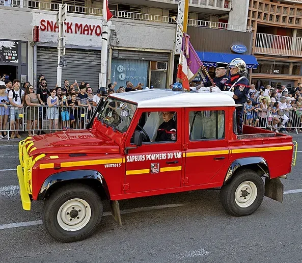 Un défilé militaire du 14 Juillet haut en couleurs