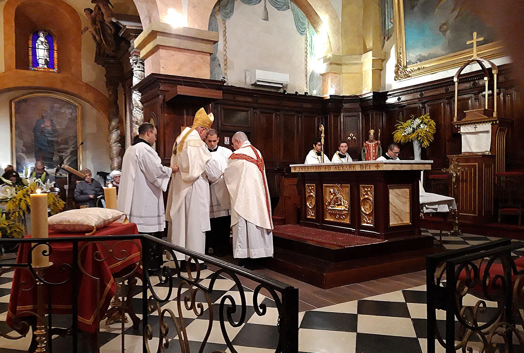 Un nouvel autel pour l’église Saint-Trophyme