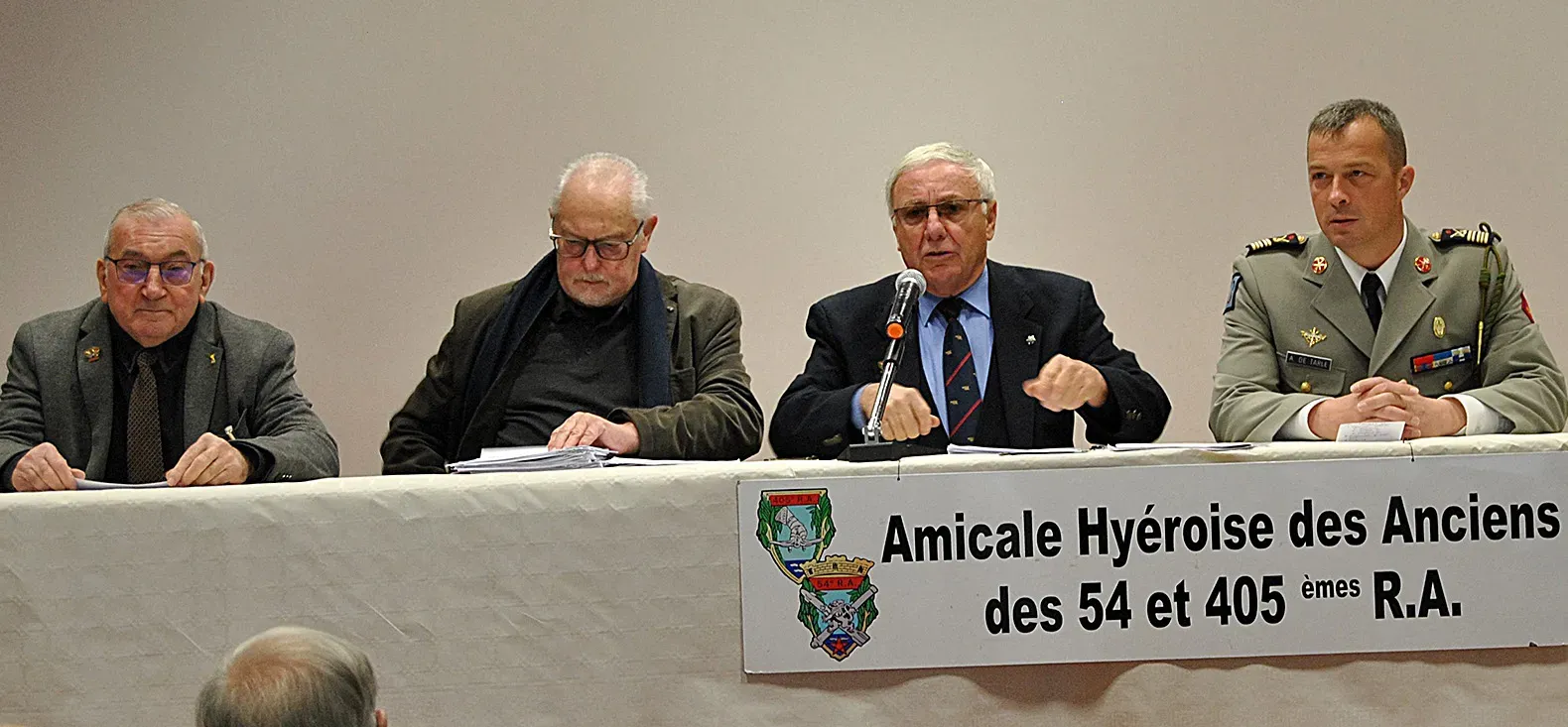 Les anciens artilleurs en ordre de marche