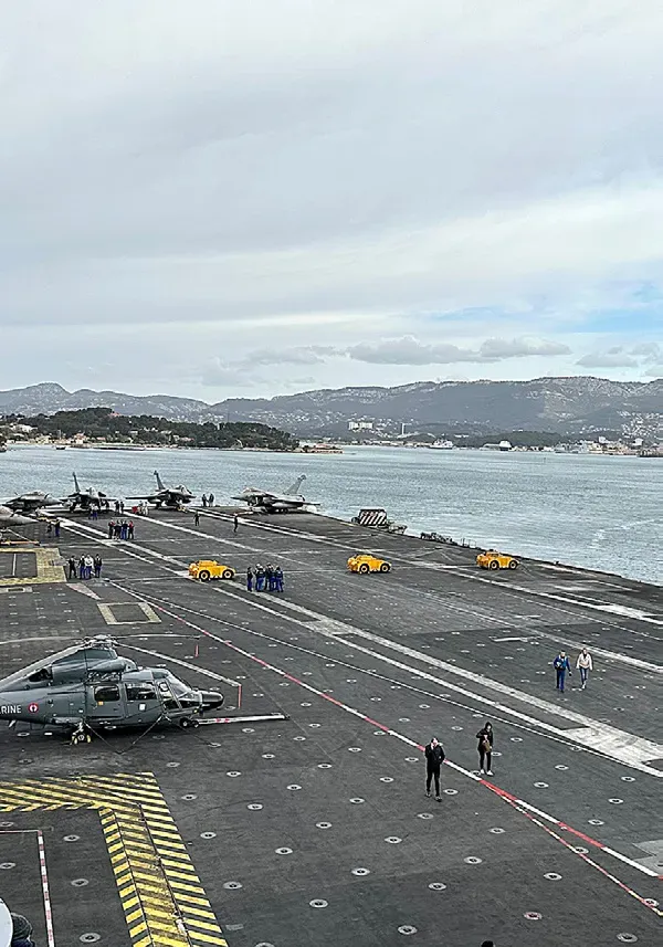Joie et bonne humeur des familles sur le Charles de Gaulle