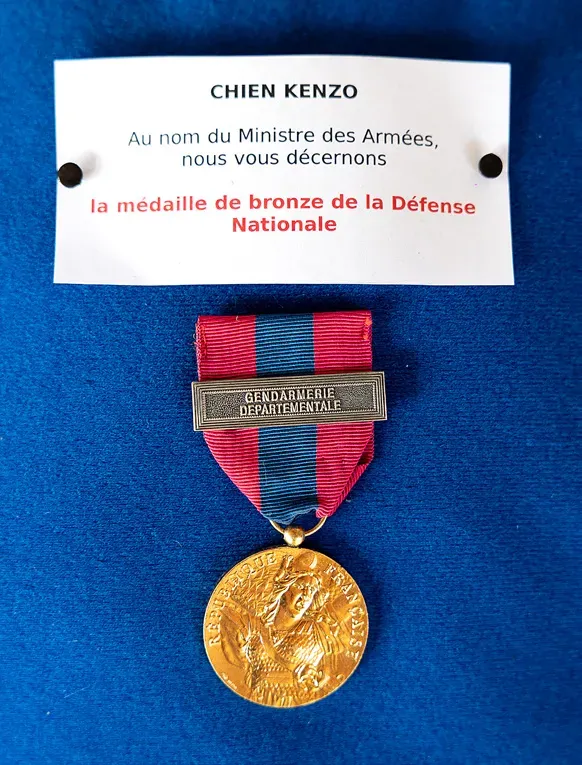 Le chien Kenzo de la gendarmerie reçoit la médaille de la défense nationale
