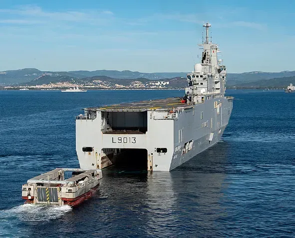 Quentin Vieux-Rochas aux commandes du porte-hélicoptères amphibie (PHA) Mistral