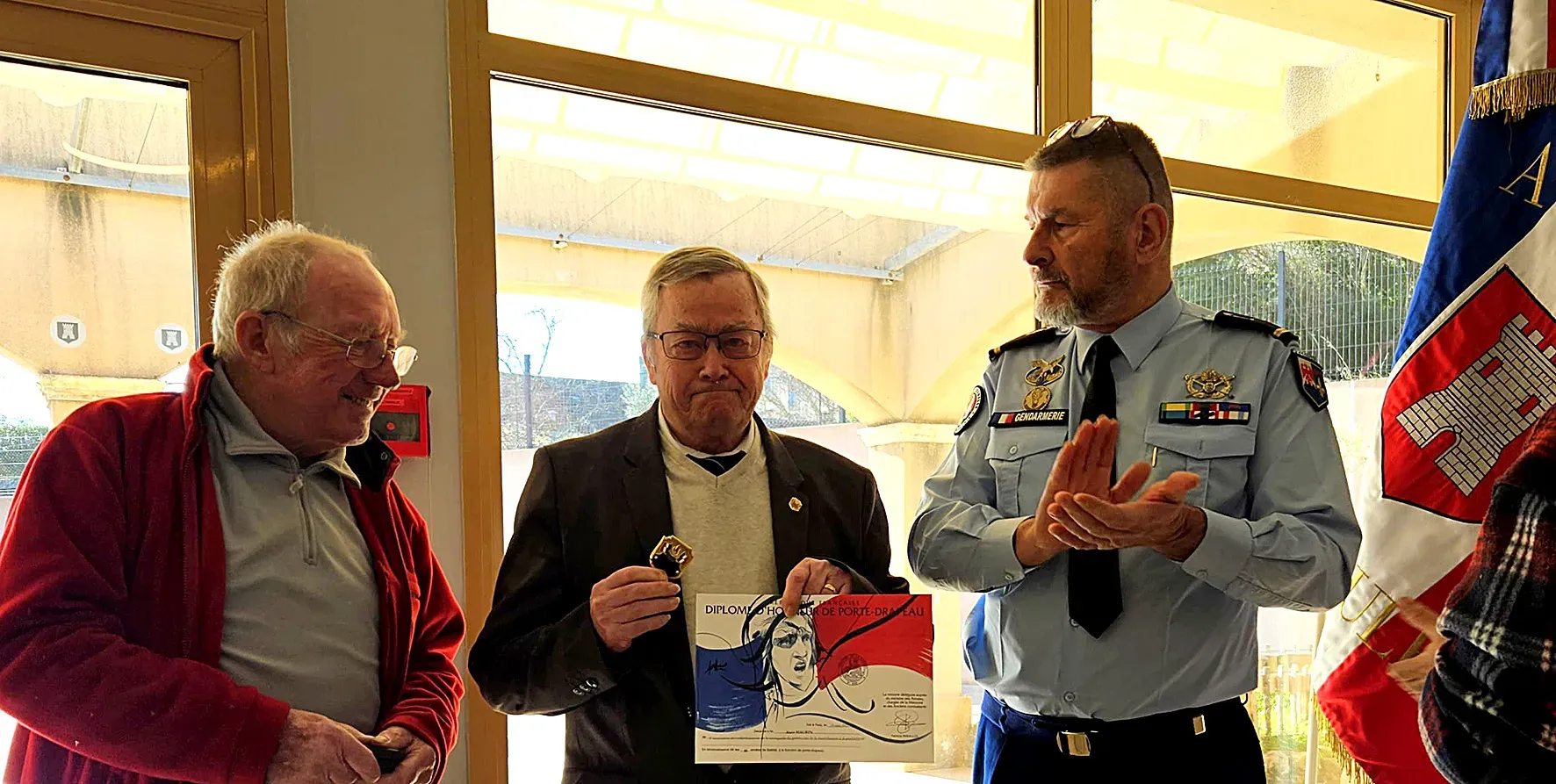 Alain Maurin reçoit l’insigne officiel des porte-drapeaux