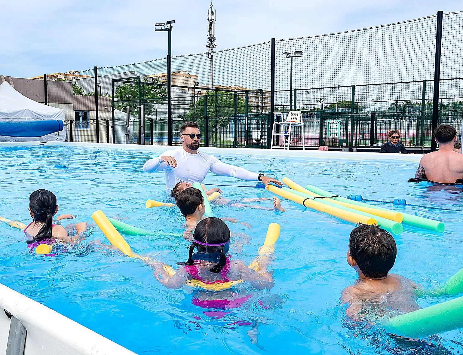 Avec la piscine éphémère, la jeunesse est invitée à savoir nager