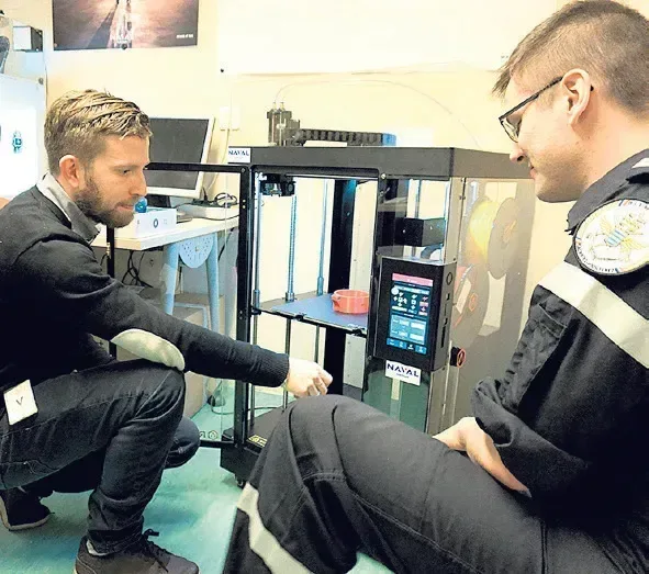 Une imprimante 3D à bord du BPC DIXMUDE