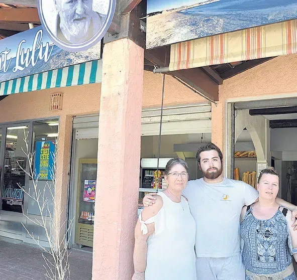Derrière la plage, les « forçats » du petit commerce