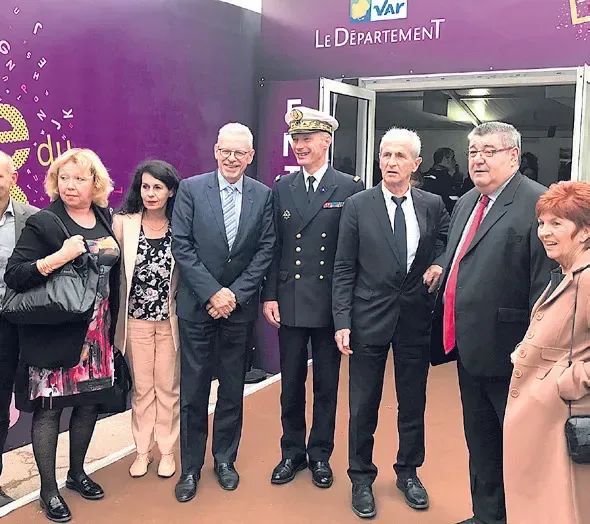 Lu à la mer par des marins...