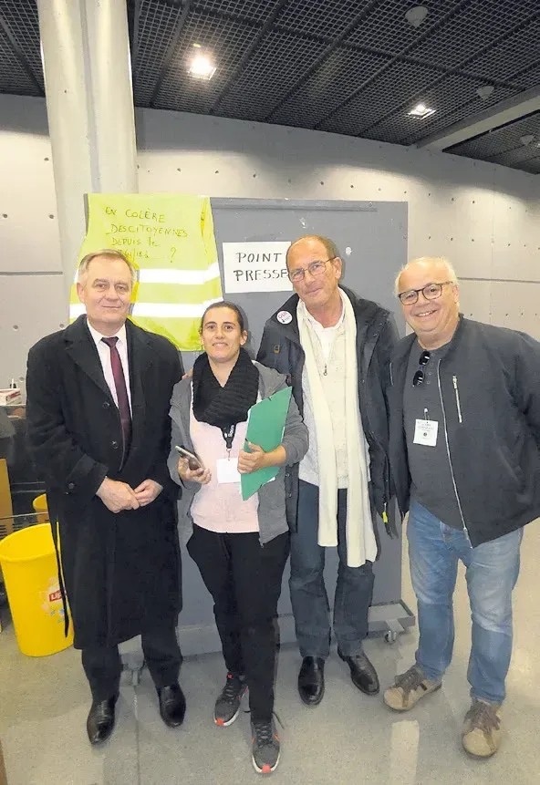 Plus de 1 000 gilets jaunes pour écouter Étienne Chouard