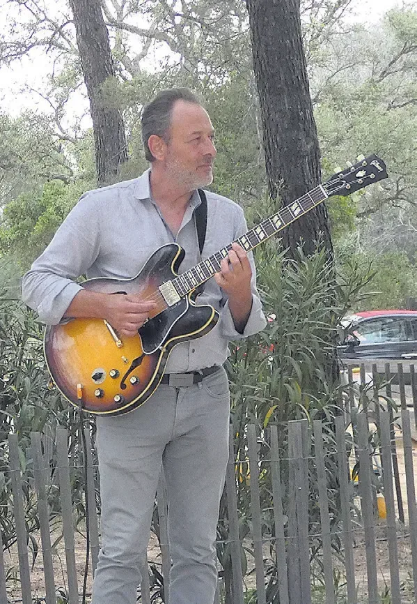 Bain, cinéma, jazz et magicien au Café Léoube