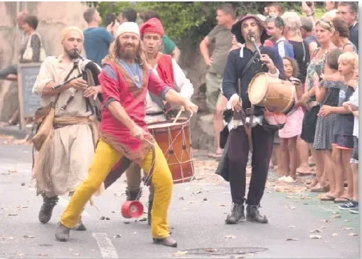 Voyagez à travers le temps avec les troubadours, saltimbanques et échassiers !