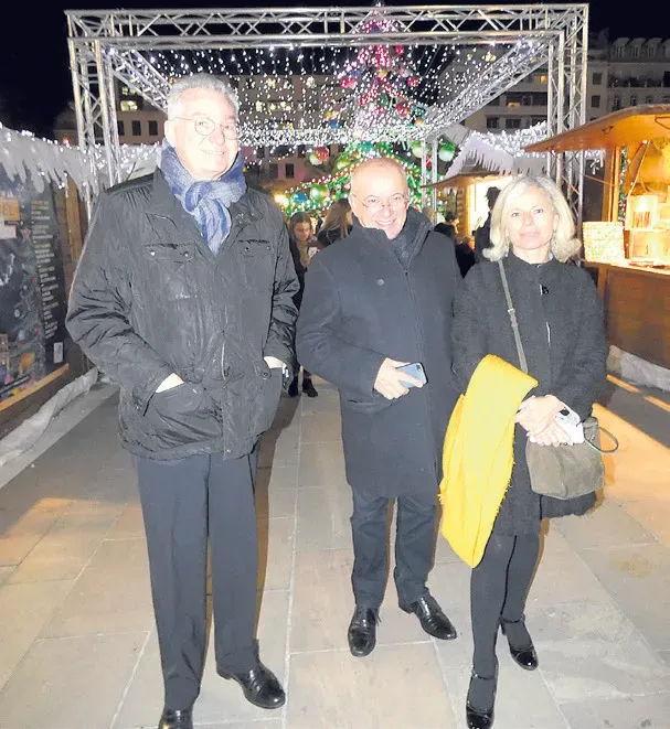 Avec le village de Noël, sur la place de la Liberté