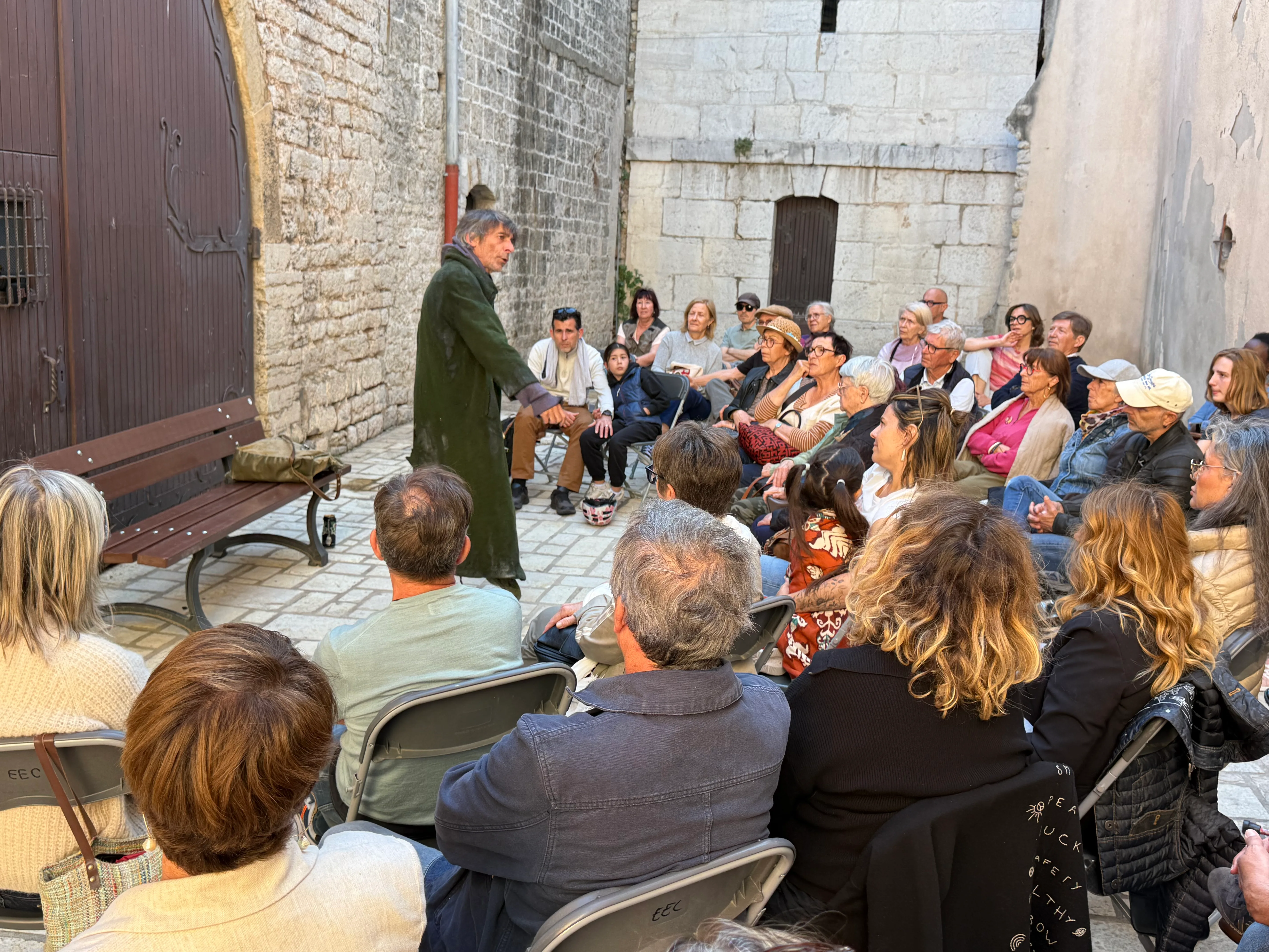 L’homme seul, en tête à tête avec le public